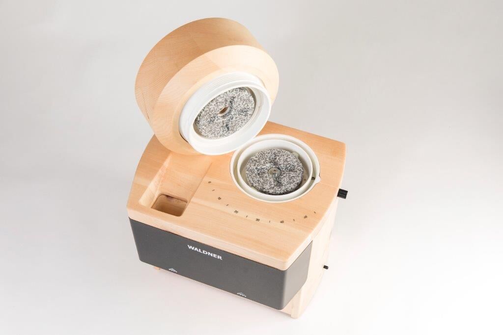 Waldner Luis Zirbe | Elektrische Getreidemühle + Flockenquetsche | 130 g/min | Zirbenholz | 400 + 120 Watt – Bild 4