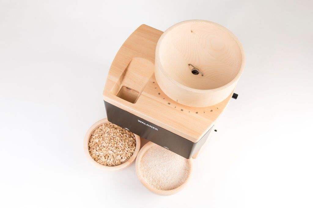 Waldner Luis Zirbe | Elektrische Getreidemühle + Flockenquetsche | 130 g/min | Zirbenholz | 400 + 120 Watt – Bild 3