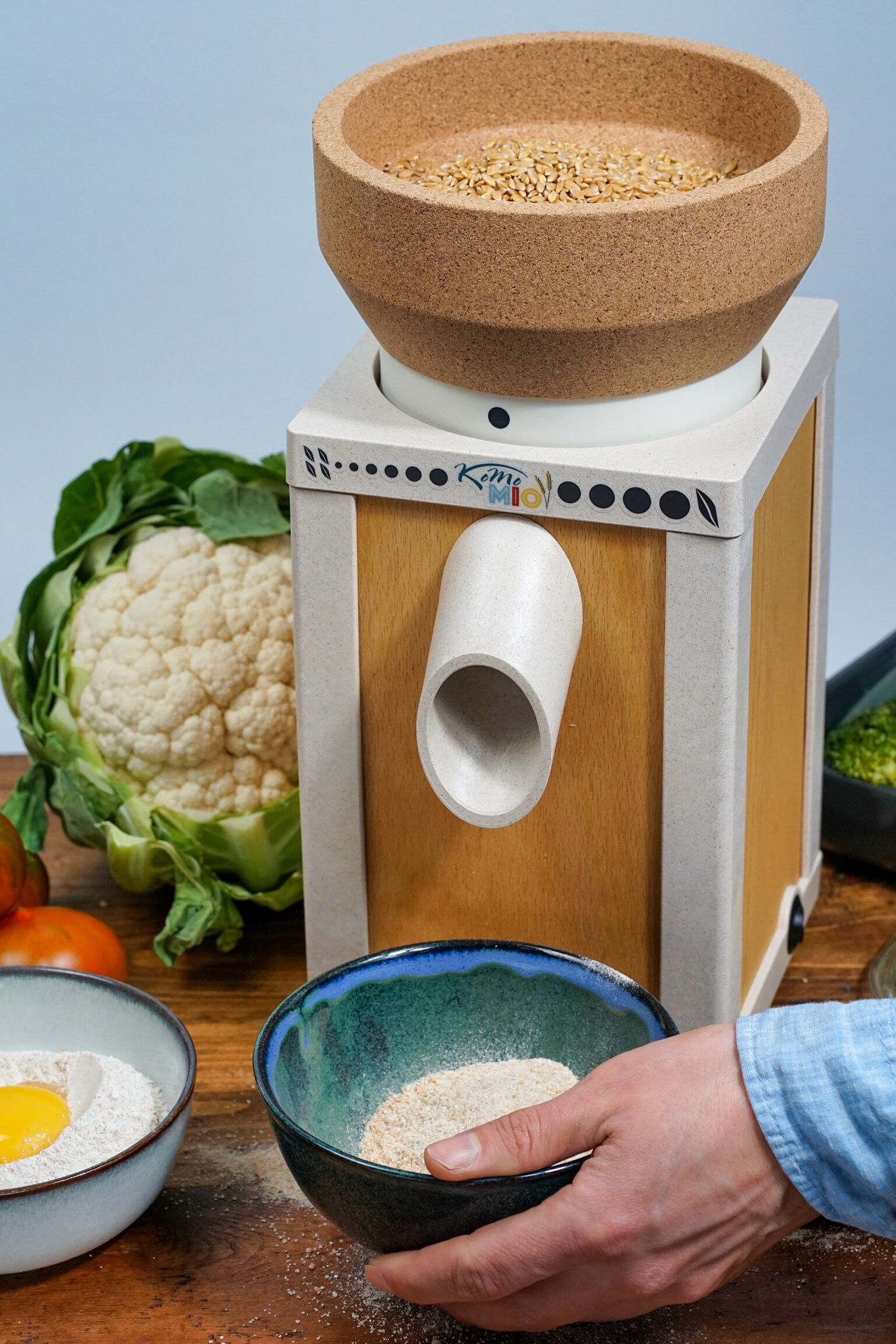 KoMo KoMoMio ECO mit Kork-Trichter | Arboblend® | Buche | 100 g/min | 12 Jahre Garantie – Bild 2